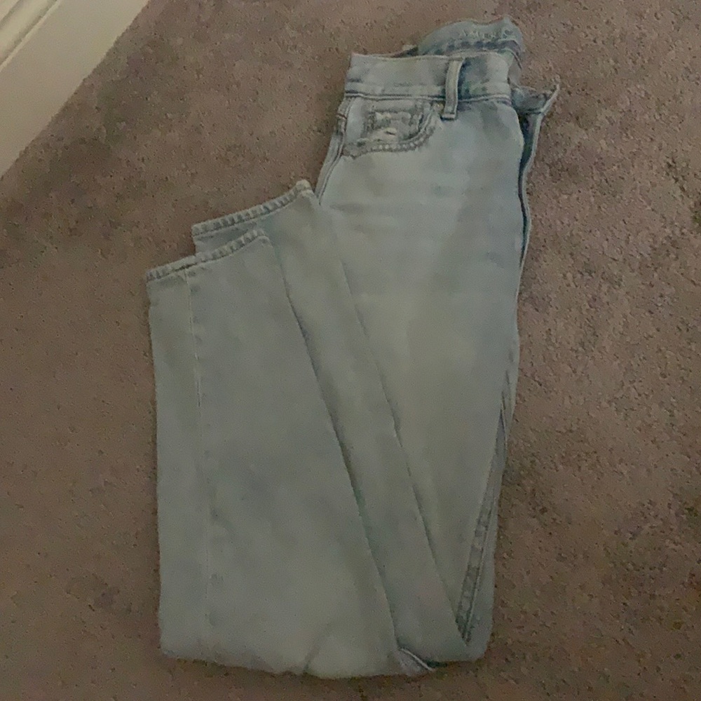 LIGHT WASH AMERICAN EAGLE HIGH WAISTED JEANS